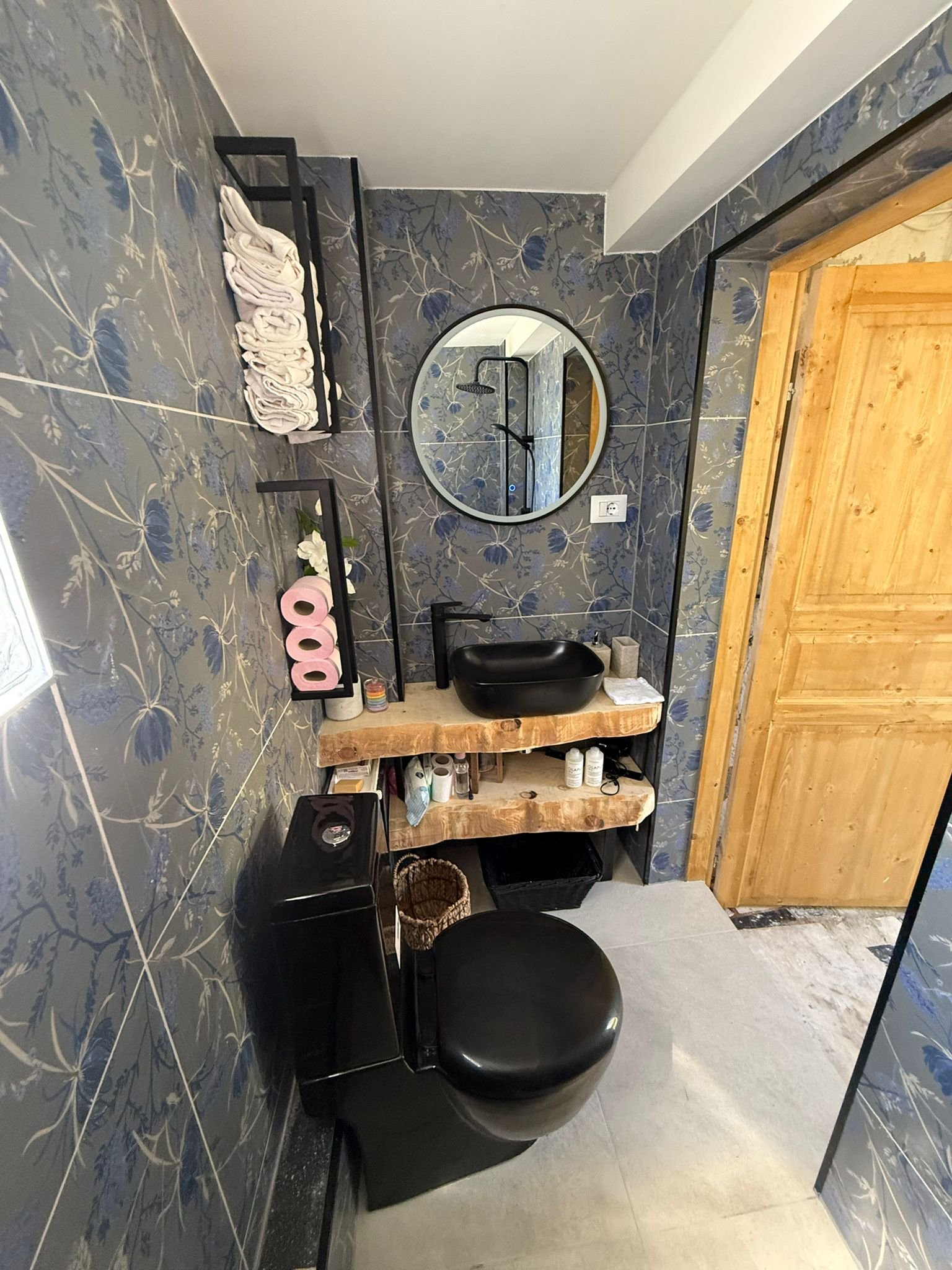 Stijlvolle badkamer met vrijstaand zwart sanitair