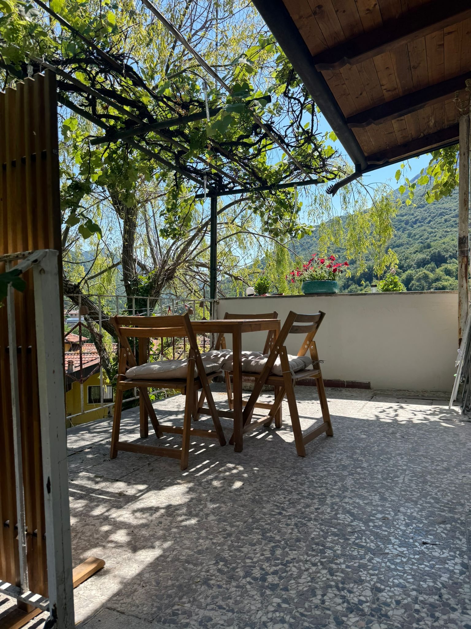 Terras onder pergola van Casa rustica Stella Alpina