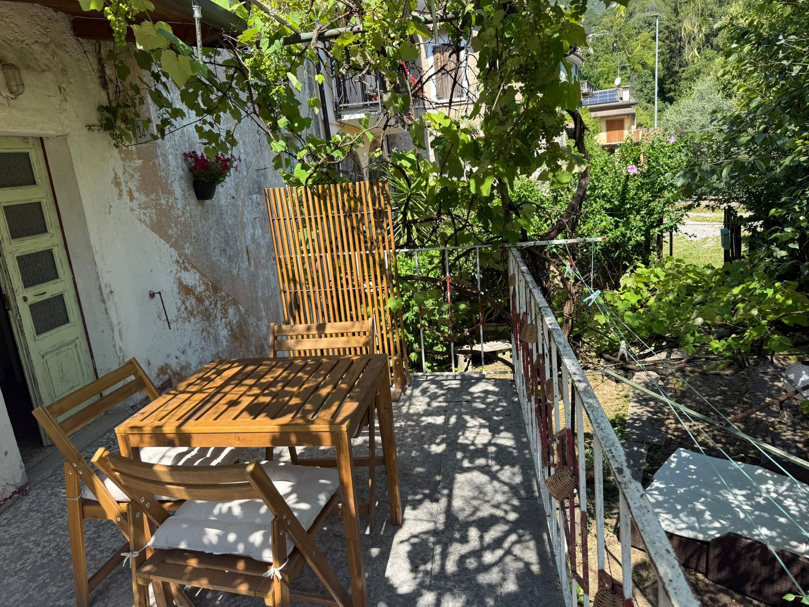 Terras met eettafel onder de pergola